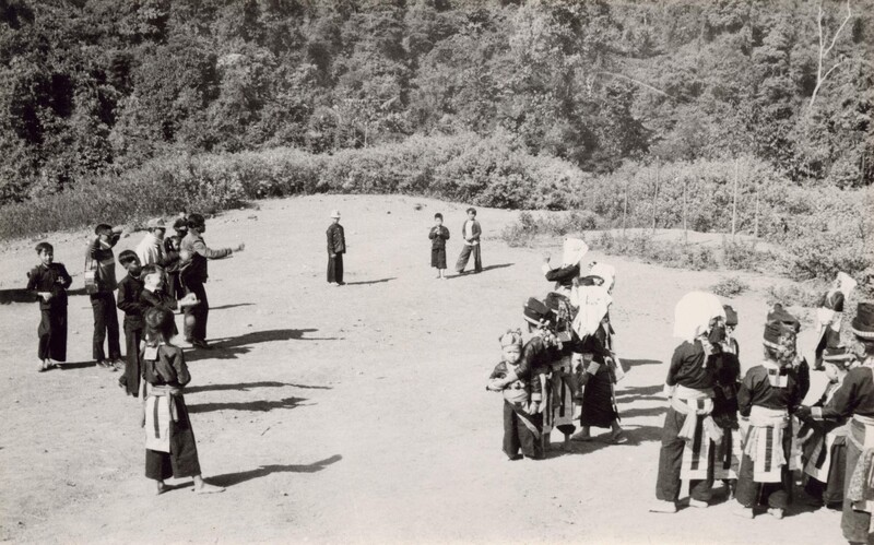 Giovani uomini e donne Hmong Bianchi giocano a palla al Capodanno Hmong - Fotografo: Sage, William