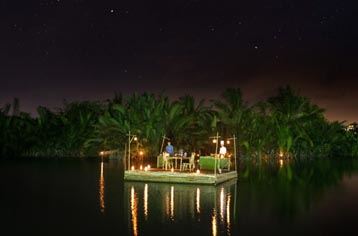 Cena Romantica sulla Zattera di Bambù: Fuga Idilliaca