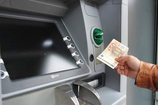 Visa e Mastercard sono accettate in molti hotel, negozi e ristoranti in Cambogia