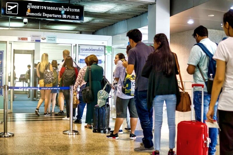 Coda all’Aeroporto di Krabi, Thailandia