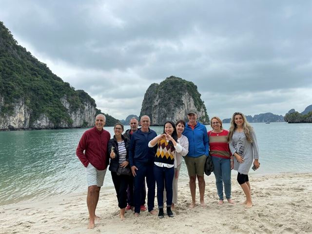 Thom DOAN and her customers