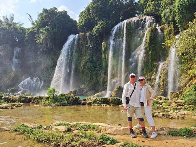Leonardo e sua moglie si godono altri panorami mozzafiato alla cascata di Ban Gioc