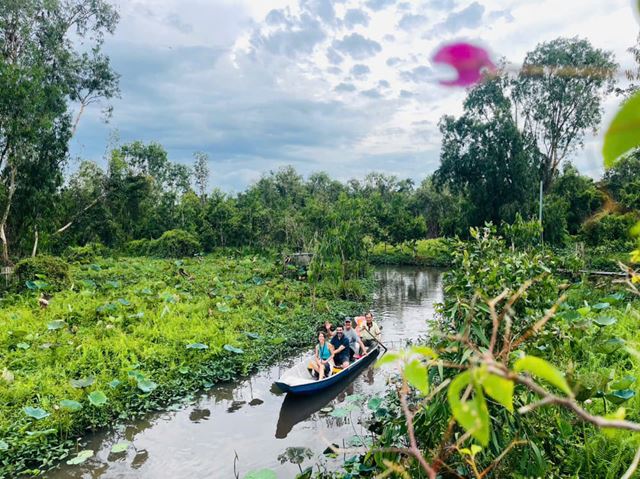 Il Mekong non ha fretta. Scorre semplicemente e, in qualche modo, ti insegna a rallentare anche tu.