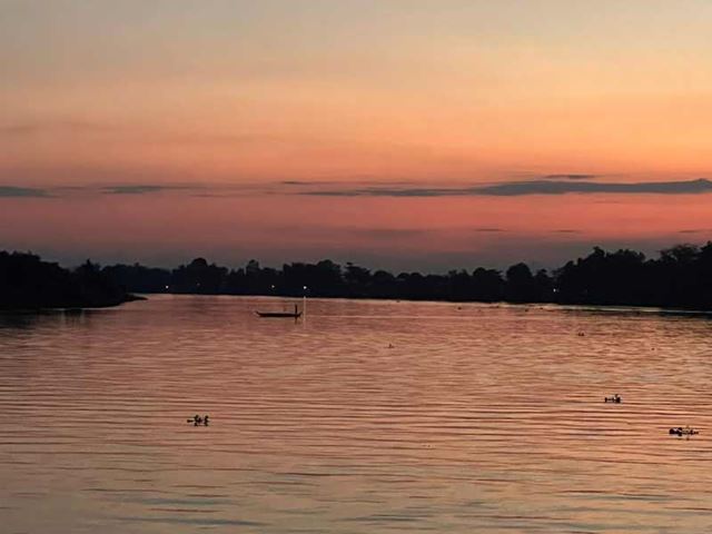 Ammirare un magico tramonto sui lussureggianti paesaggi del Vietnam settentrionale