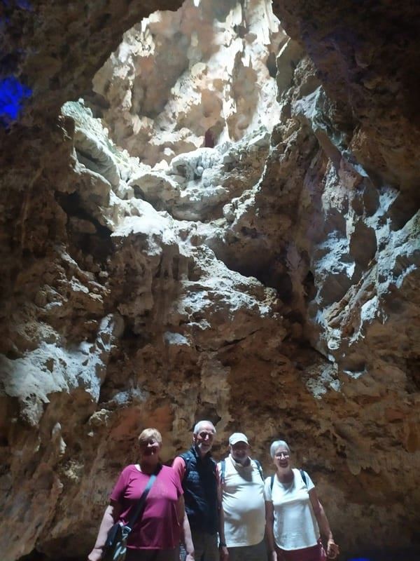 Esplorando grotte misteriose