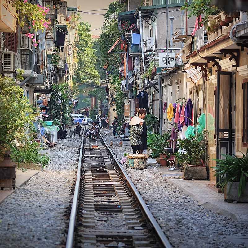 La vita quotidiana nella vivace Train Street di Hanoi