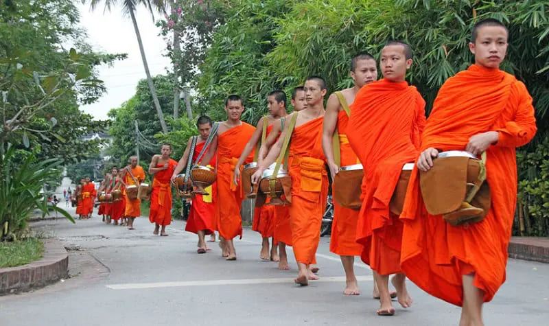 L'elemosina del mattino, una sacra tradizione laotiana