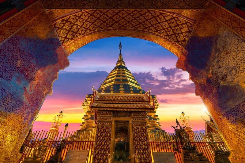 La bellezza dell'architettura nei templi di Chiang Mai al tramonto