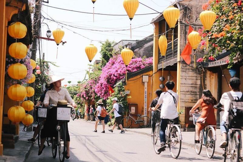 Il tempo si ferma nelle strade di Hoi An illuminate dalle lanterne.