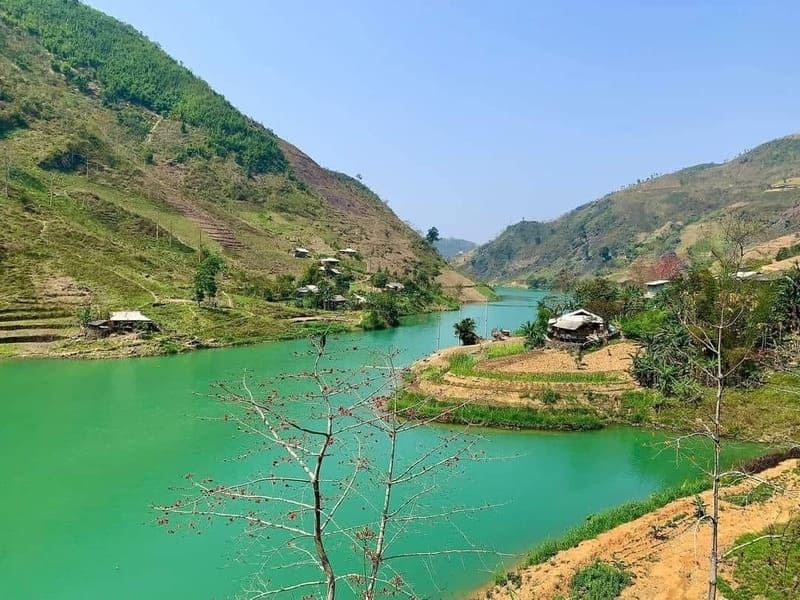 Fiume Nho Que: un nastro color smeraldo che attraversa paesaggi maestosi.