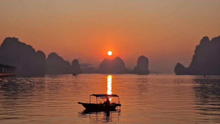 Crociera nella Baia di Ha Long, un'esperienza indimenticabile tra paesaggi iconici e tramonti spettacolari.
