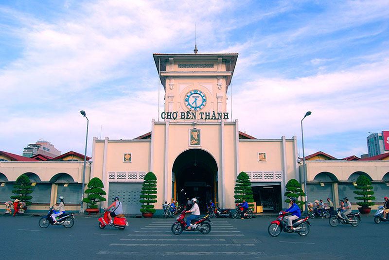 Moto tra le vivaci strade di Ho Chi Minh City