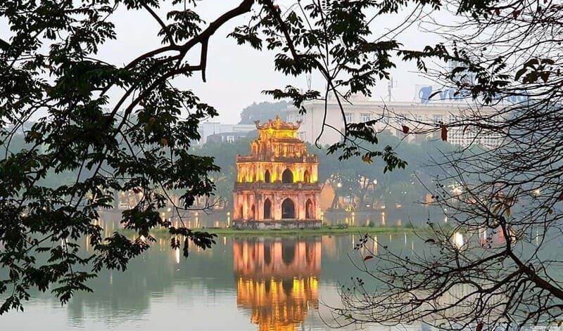 Il lago Hoan Kiem, simbolo della capitale Hanoi