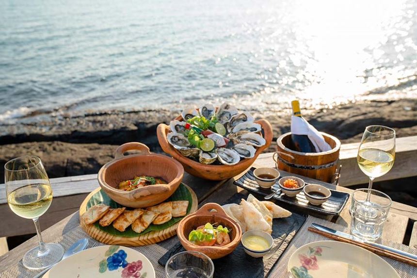 Un pasto servito sulla spiaggia