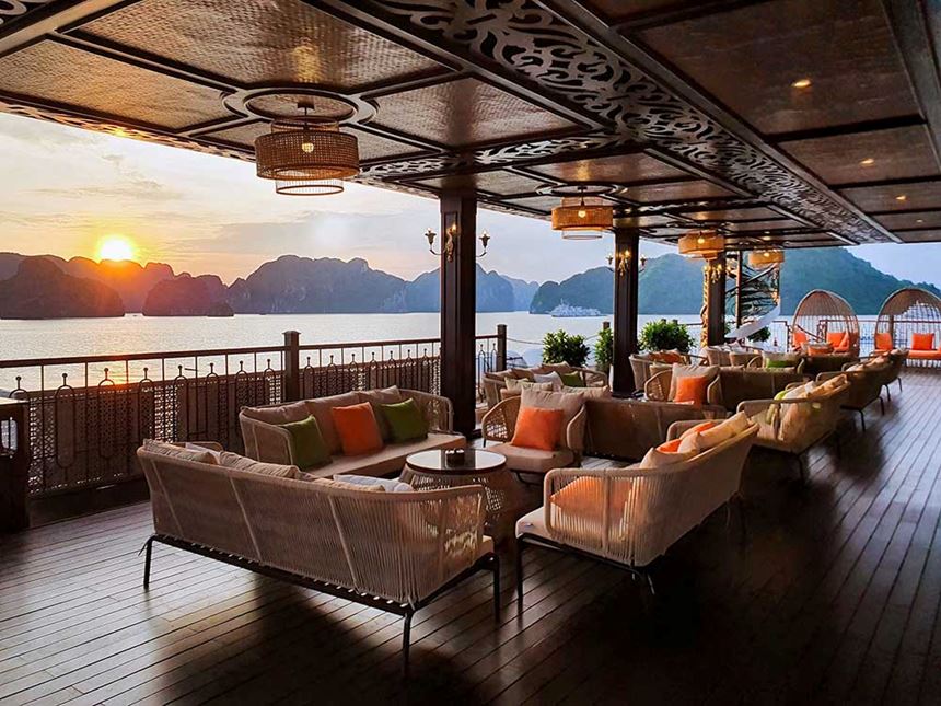 Il ponte superiore di una crociera nella baia di Halong
