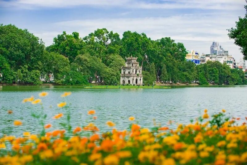 Il lago Hoan Kiem si trova all'interno della via pedonale della capitale Hanoi