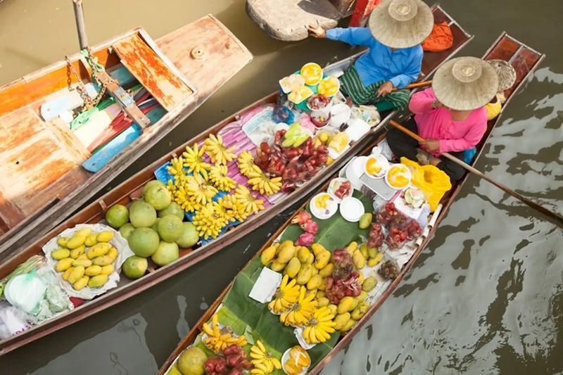 Esplora la vita quotidiana nei mercati galleggianti della Thailandia