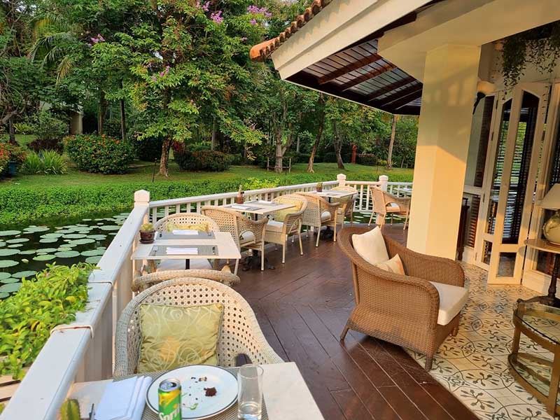 La terrazza di un ristorante dell'Angkor Village Resort