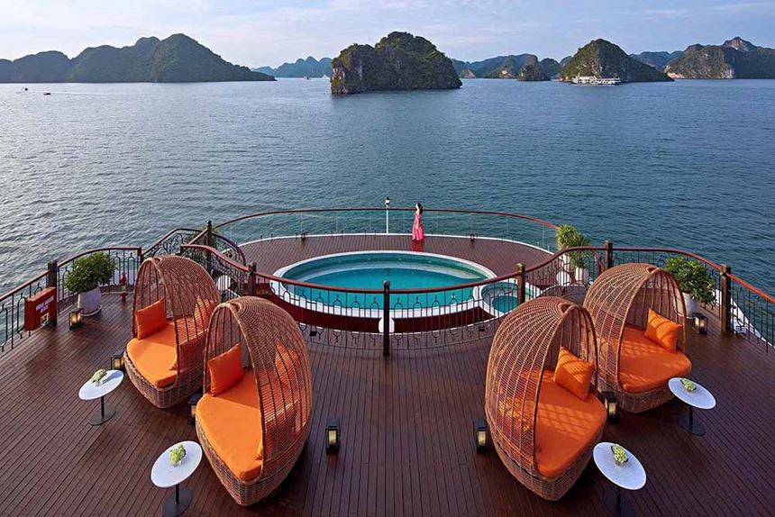 Il ponte superiore di una barca nella baia di Halong